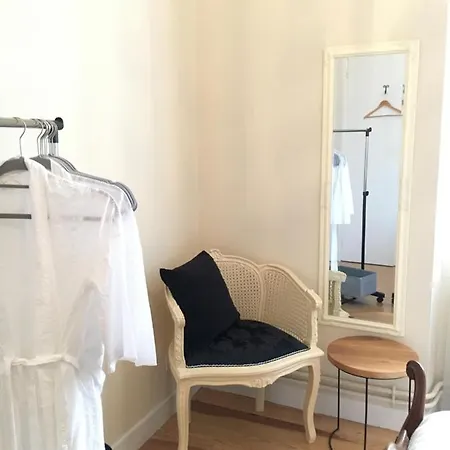 Le Presbytère B&b&gite-sleeps 4-6 Couette-café