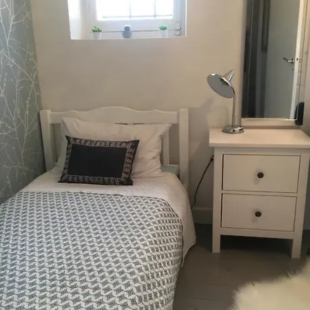 Le Presbytère B&b&gite-sleeps 4-6 Couette-café Puy-lʼÉvêque