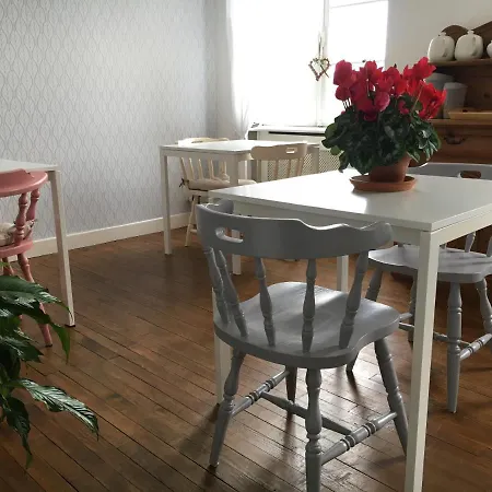 Le Presbytere And Gite-sleeps 4-6 B&B Puy-lʼÉvêque