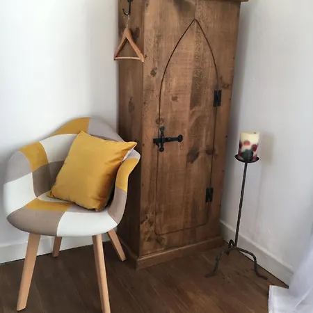 Le Presbytere And Gite-sleeps 4-6 B&B